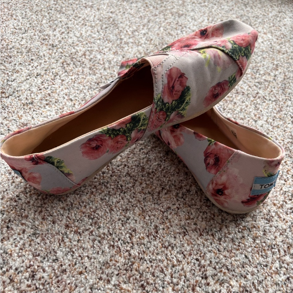 TOMS Women's Pink Floral Loafers